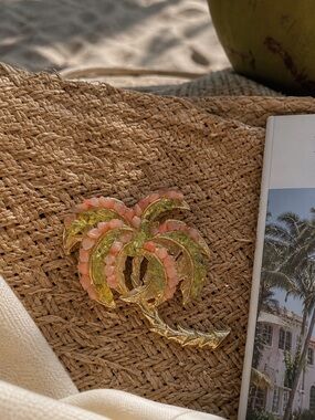 🌴 Vintage Palm Tree Brooch – Gold Tone w/ Coral & Green Beads 🌴